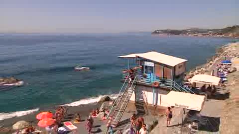 Vesima La Spiaggia Libera Pulita Dal Barista Arenzano